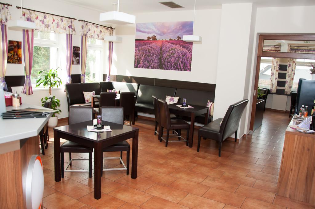 Restaurace A Penzion Zdena Bouda Hradec Králové エクステリア 写真