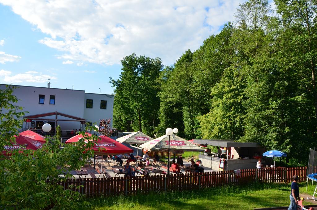 Restaurace A Penzion Zdena Bouda Hradec Králové エクステリア 写真