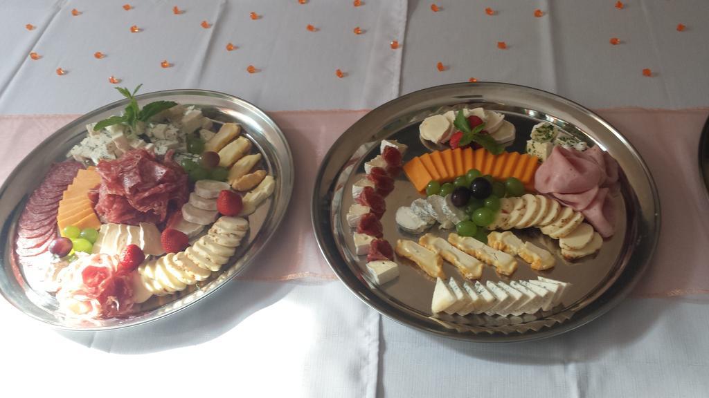 Restaurace A Penzion Zdena Bouda Hradec Králové エクステリア 写真