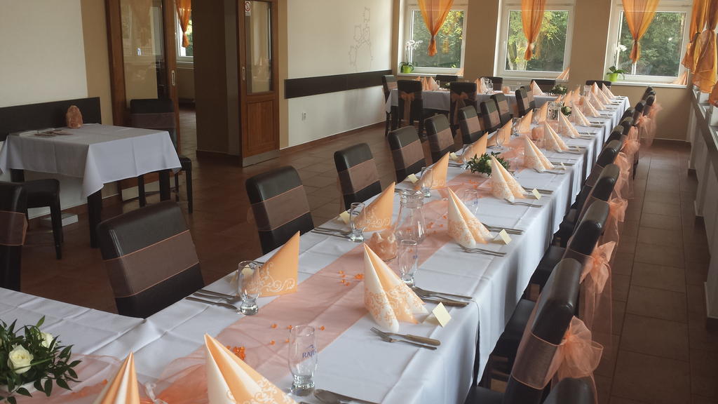 Restaurace A Penzion Zdena Bouda Hradec Králové エクステリア 写真